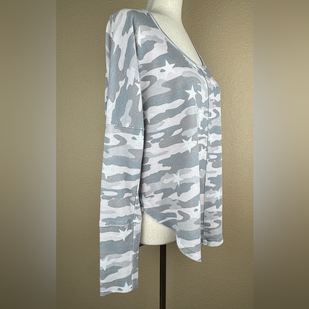 Lucky Brand Gray Camouflage Thermal Knit Top. Size- M